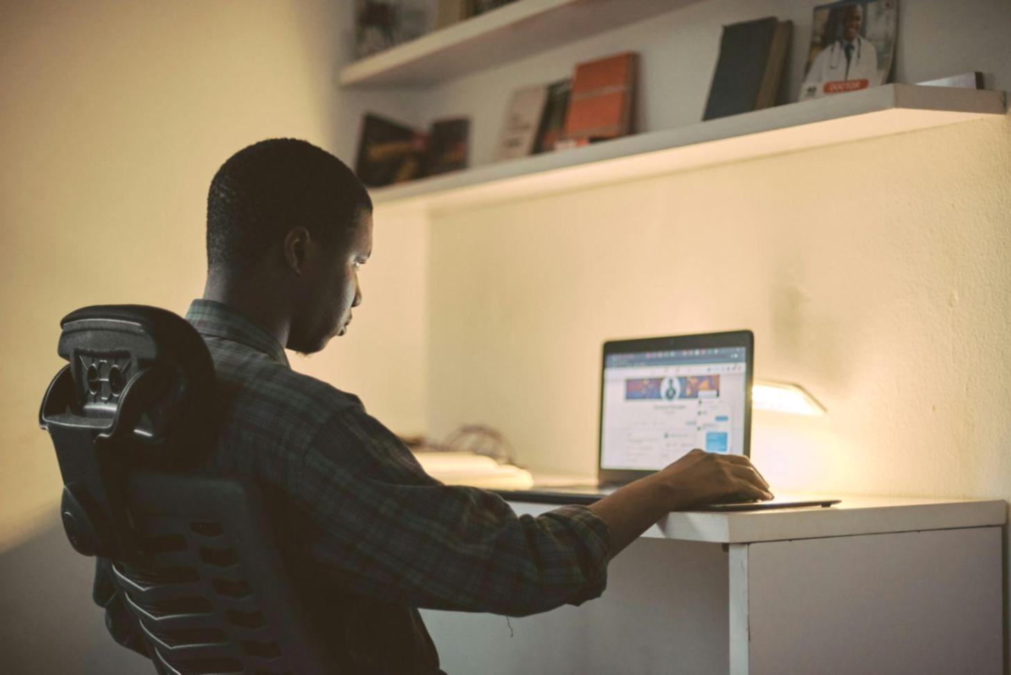 Bureau de travail avec ordinateurs et documents financiers